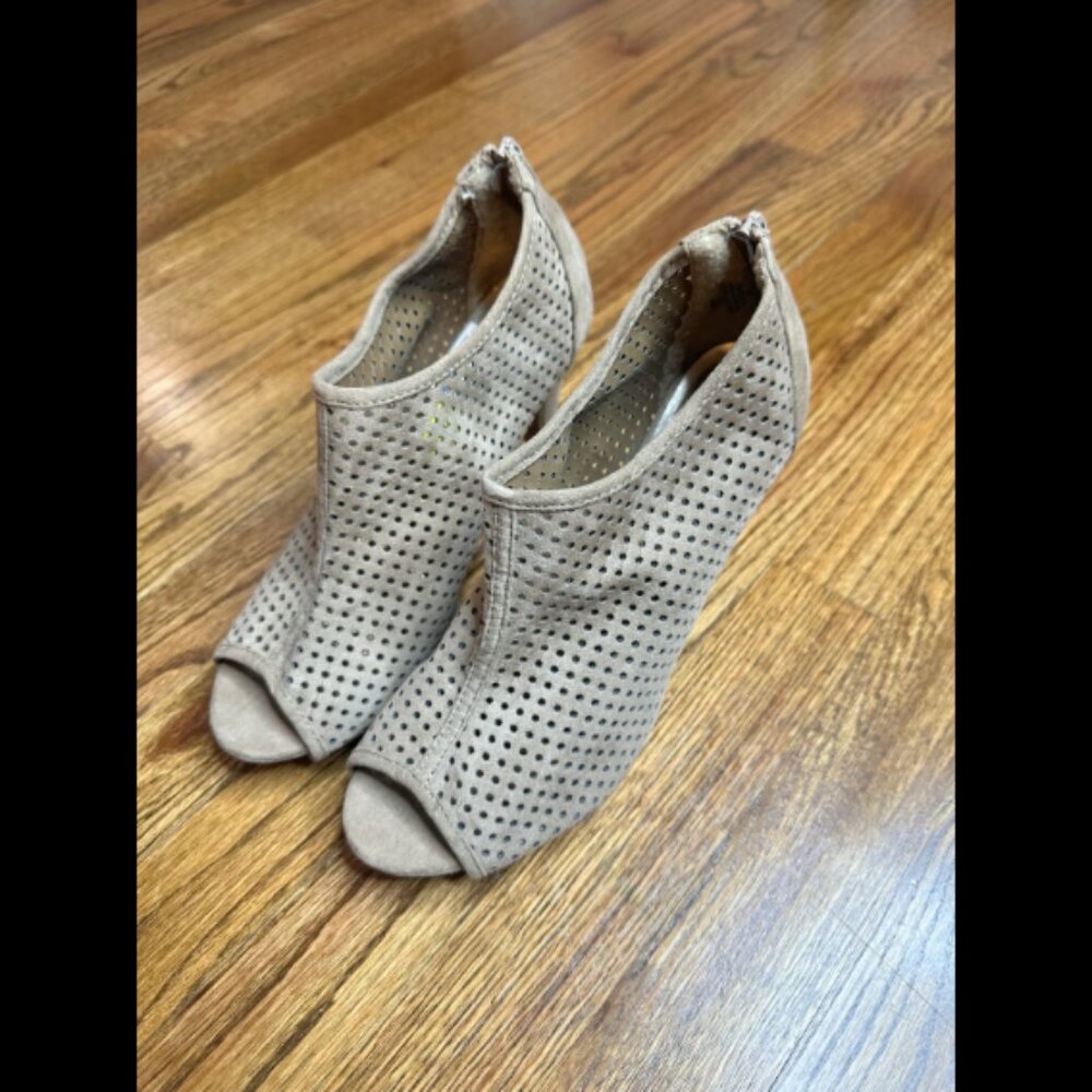 Madden Girl Tan Open Toe Heels Size 9